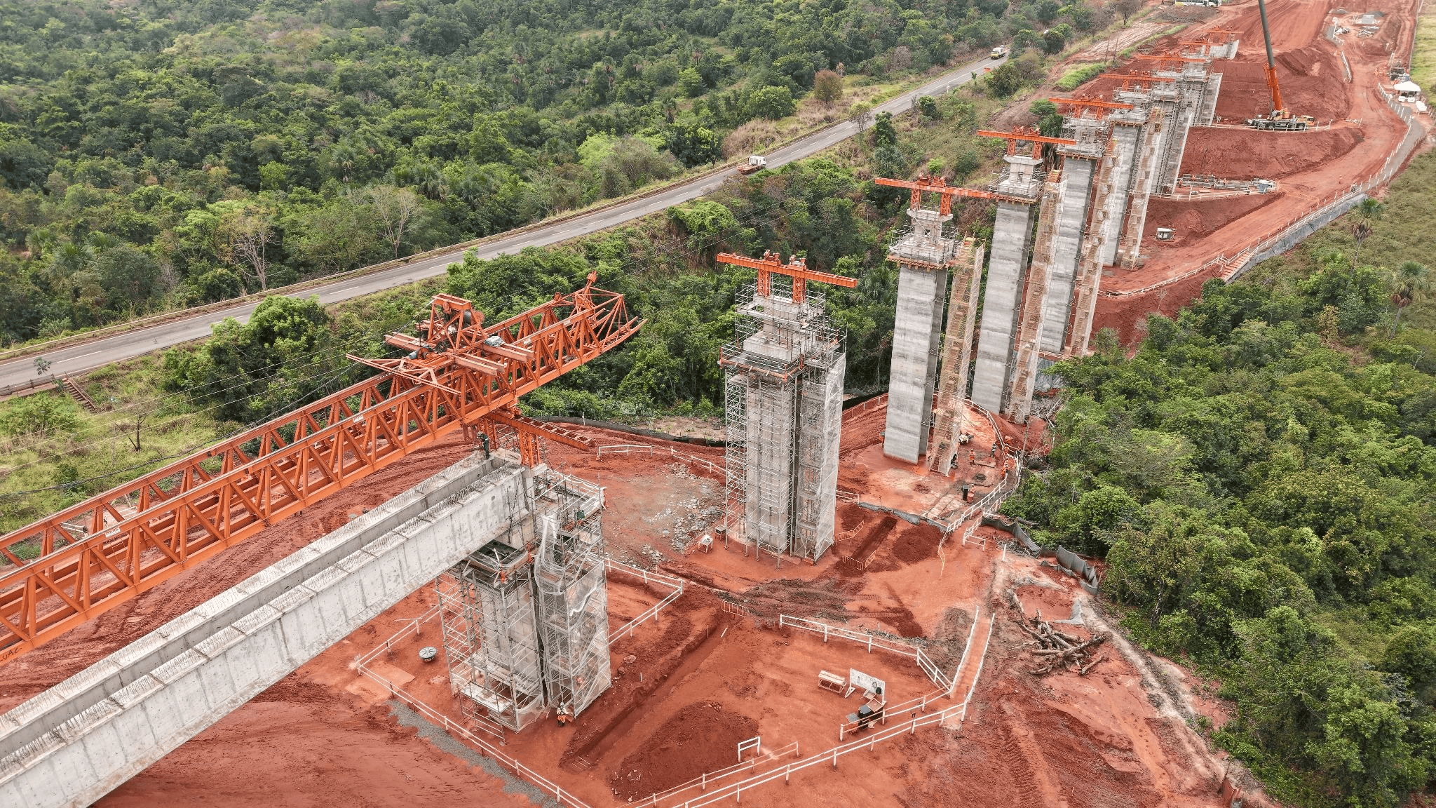 Arauco inicia instalação das vigas da ponte ferroviária sobre o córrego São Mateus, em Inocência (MS)