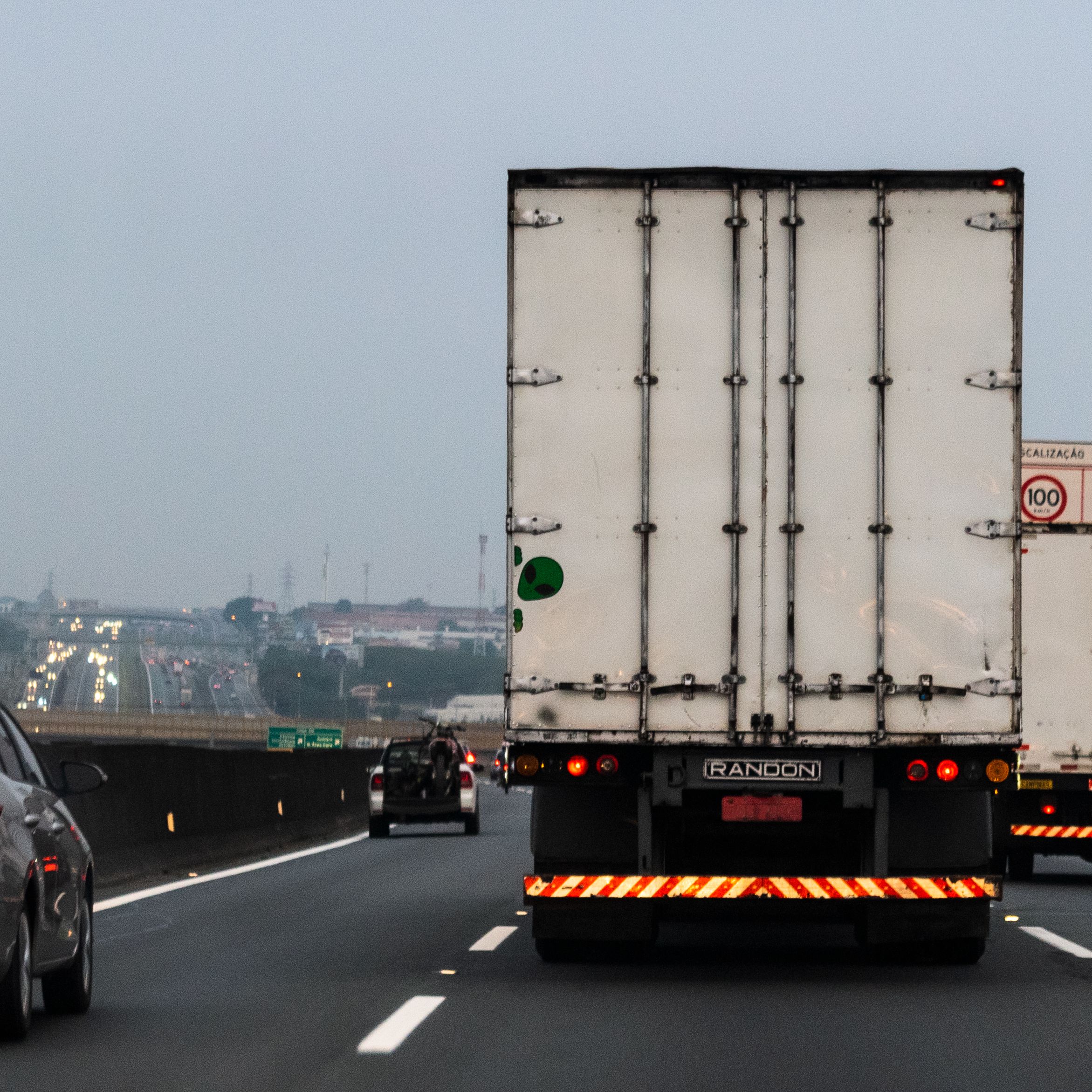 ANTT exige registro do transporte de cargas no Brasil e IA facilita consulta de dados
