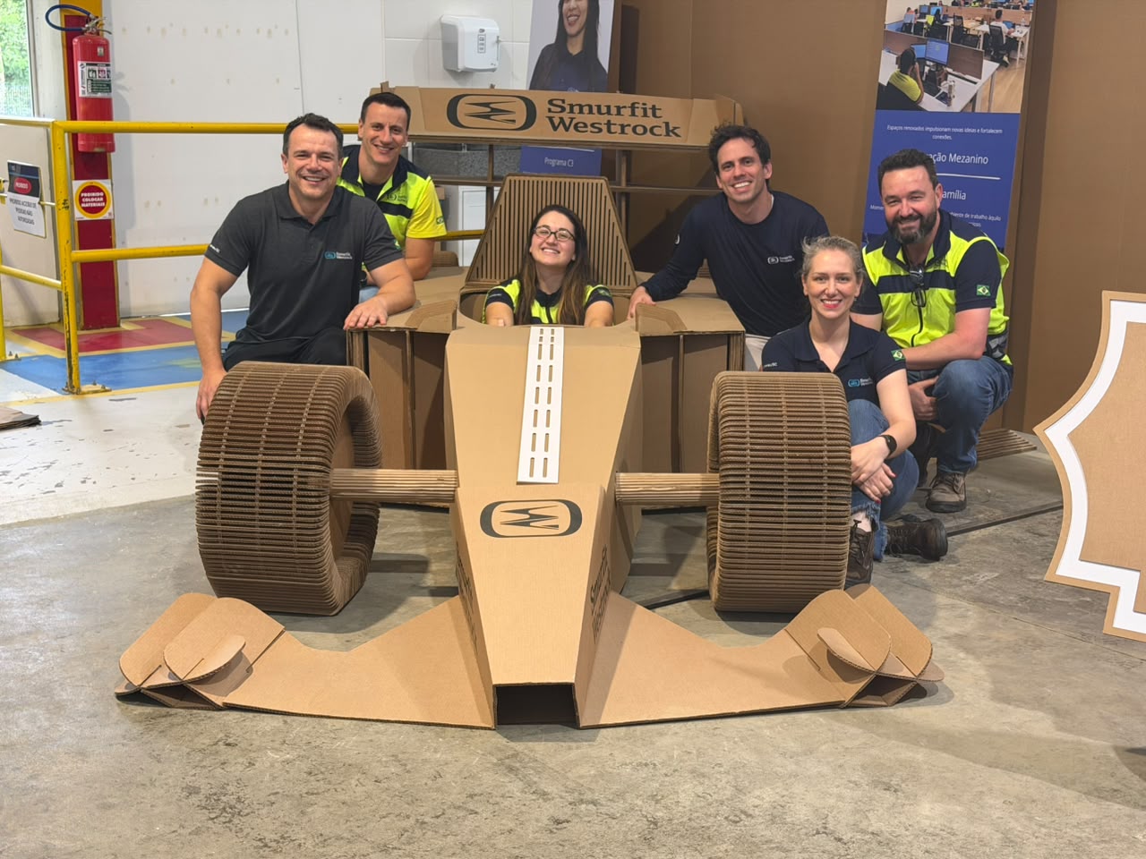 Automobilismo inspira Smurfit Westrock para criar campanha nas fábricas e premiar colaboradores com experiência em Interlagos